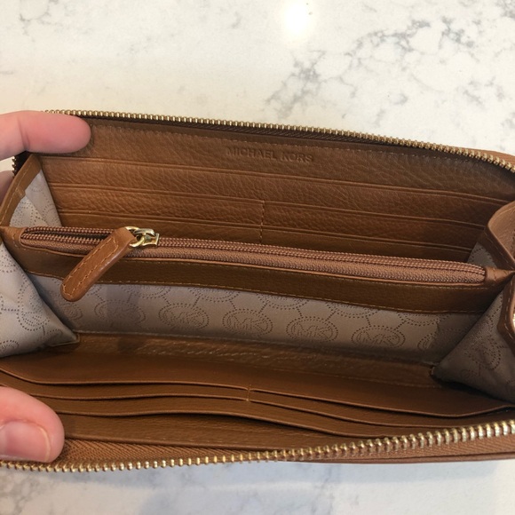 Michael kors brown wallet - Picture 3 of 4